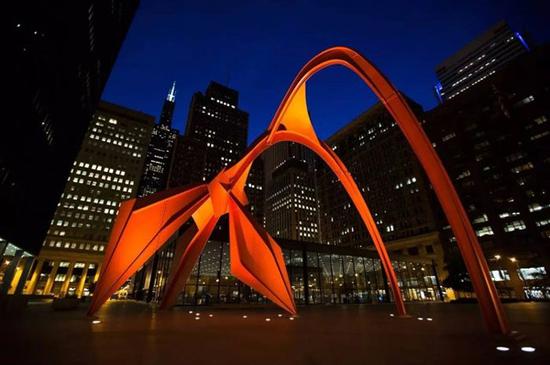 Alexander Calder 53英尺的火烈鸟在芝加哥的联邦广场上