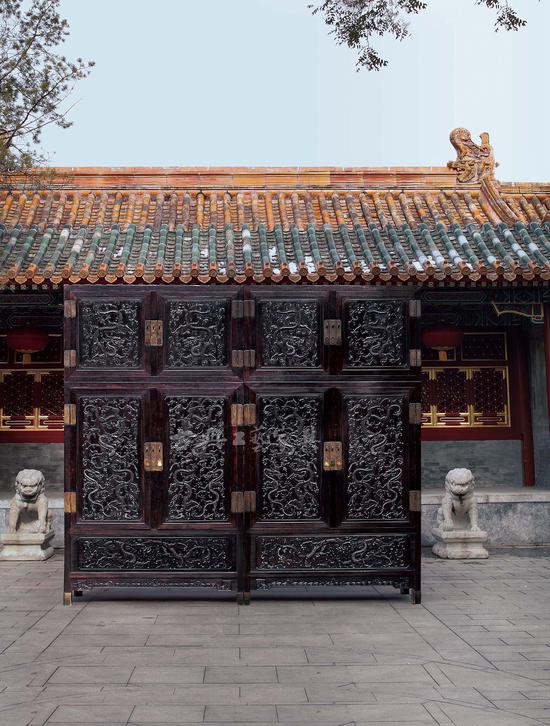 清乾隆 紫檀高浮雕九龙西番莲纹顶箱式大四件柜,因尺寸过大,室内很难布光,最后在自然光下完成主要照片的拍摄。