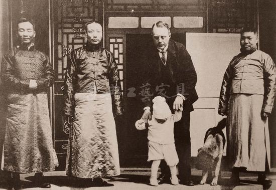 丹麦公使阿勒费尔特·劳维格公爵(左三)1920年离开中国去波兰之前,在北京马易尔的家里住了几个月。图为公使和中国外交部的三位官员一起。