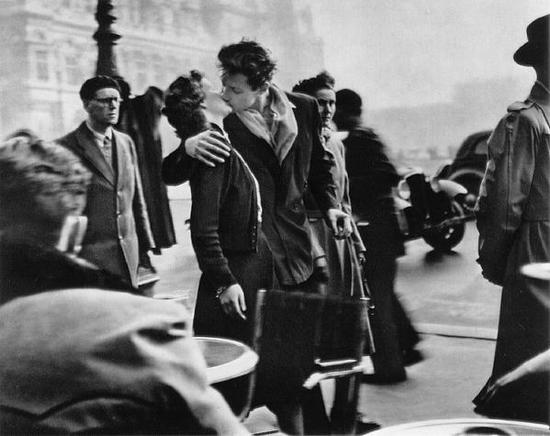 罗伯特·杜瓦诺，酒店前的接吻，1950