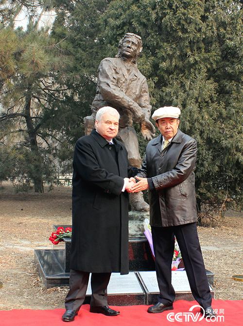 俄罗斯驻华大使杰尼索夫与袁熙坤一同为《苏联飞鹰》雕塑敬献鲜花