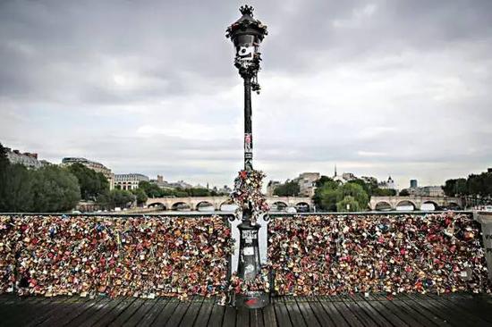 巴黎艺术桥。图片来源于网络