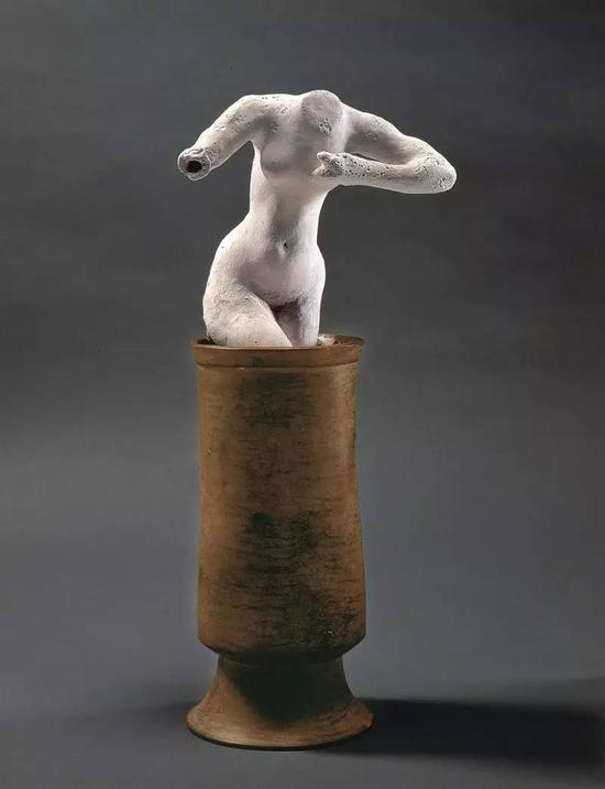 《在花瓶中站立的女性裸体》Standing Female Nude in a Vase，石膏、陶器，1900