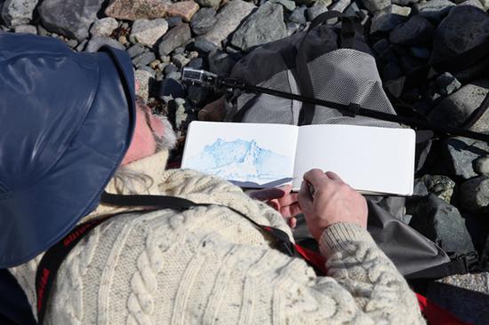 亚历山大·波诺马列夫在南极写生风景画，2015年南极探险队。图片致谢南极双年展