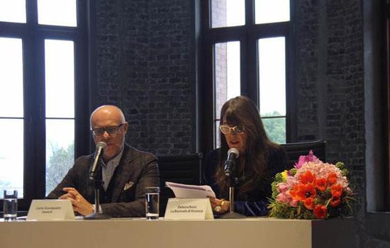 威尼斯双年展副主席 Debora Rossi(右)介绍此次双年展主要构成