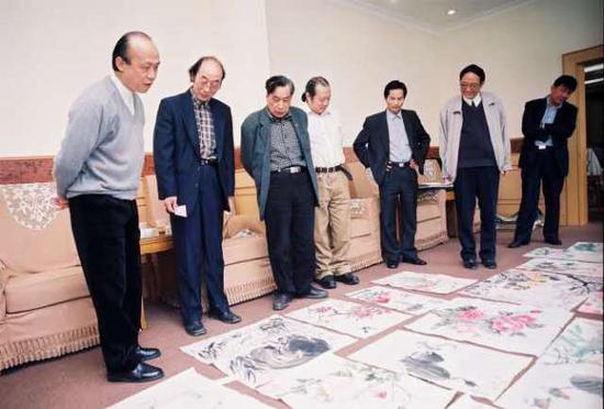 左起：徐芒耀先生、张培础先生、徐昌酩先生、陈古魁先生在首届书画大赛评审现场