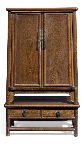 拍品682“清十八/十九世纪鸡翅木圆角连座小炕柜”，3000-5000美元
