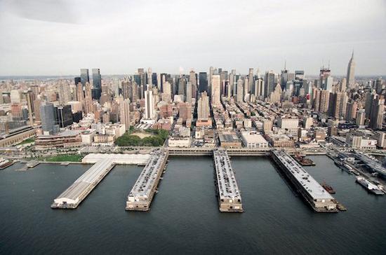 军械库展览举办地、纽约曼哈顿92与94号码头鸟瞰图。