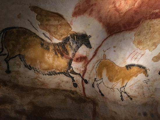 岩洞壁画有“中国马”的形象。