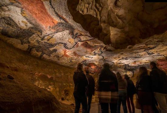 法国拉斯科洞穴，从洞顶到洞壁四周布满了千余幅绚丽的岩画和雕刻画，均为记号和动物形象。