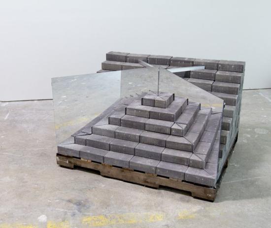 Brookhart Jonquil，《通灵塔/金字形神塔（Ziggurat）》, 2013，亚克力镜、砖、铝、木质货版，47 x 39 x 29 英寸