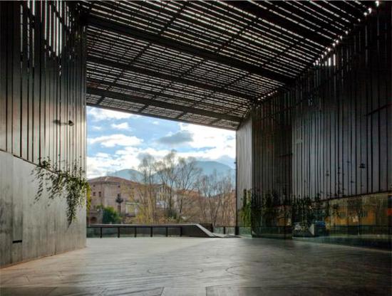 里拉剧院 户外公共空间 2011 里波尔,赫罗纳,西班牙 与J. Puigcorbé 合作 摄影: Hisao Suzuki