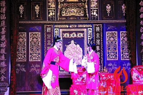 粤剧名家在用岭南藏品还原的古戏台上演出。