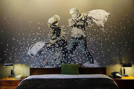 和艺术睡在一起(Photo courtesy Banksy)