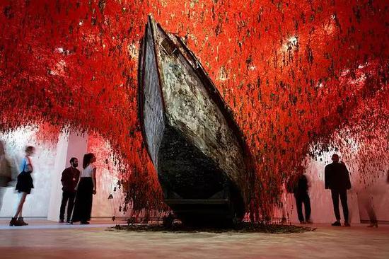 2015年威尼斯双年展中盐田千春的作品
