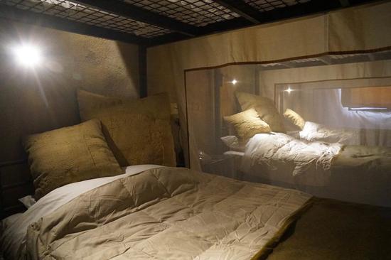 使用剩余的军需设备做成的廉价房间。图片:Courtesy the Walled Off Hotel