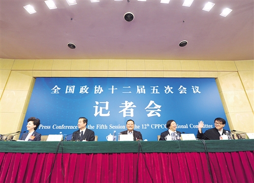 3月7日，全国政协十二届五次会议举行记者会，邀请全国政协委员就“坚定文化自信 讲好中国故事”主题回答记者提问。本报记者 高兴贵摄 