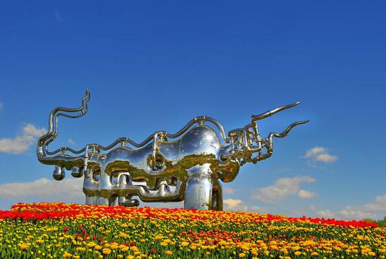 万物皆牛No.1 （HxLxW）810x2200x480cm 不锈钢&nbsp; 2012-2014