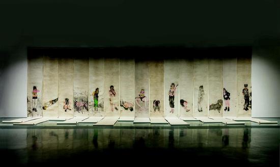 《新发地》组合  750×100cm×15  2013 纸本水墨 “向阳花”个展现场  北京798蜂巢当代艺术中心