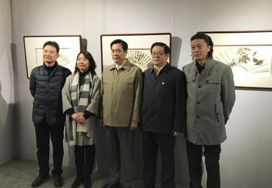 开幕现场（左起：吉林艺术学院副校长陈吉风、画家史国娟教授、文化部副部长董伟、中国美协分党委书记徐里、吉林艺术学院美术学院院长刘兆武）