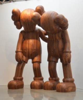 余德耀博物馆展出The KAWS “Along the way” （2013） 木质雕塑。（余德耀博物馆图片，艺术家本人收藏）