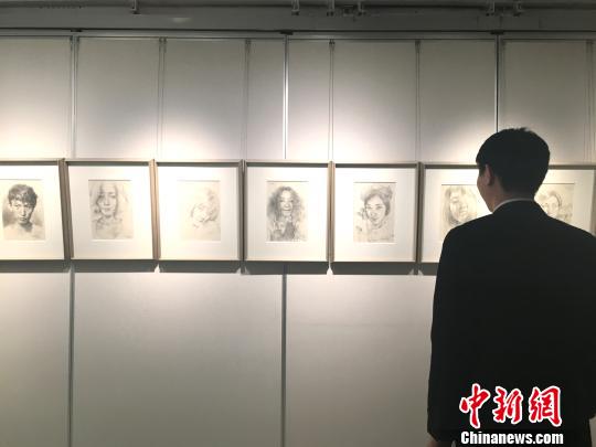 “手绘之谜：庞茂琨手稿研究展”10日在重庆王琦美术博物馆启幕。　刘贤　摄