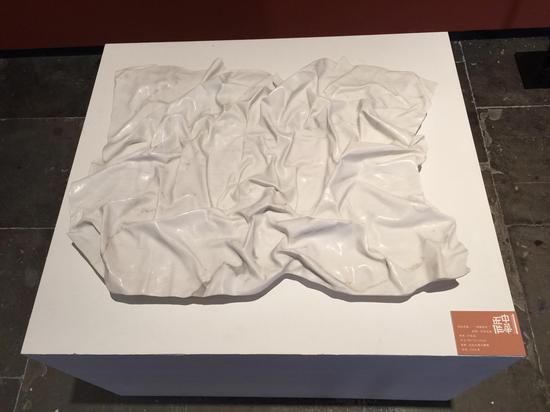 卢征远 一切都还在,大理石雕刻,90*70*15cm ,2016