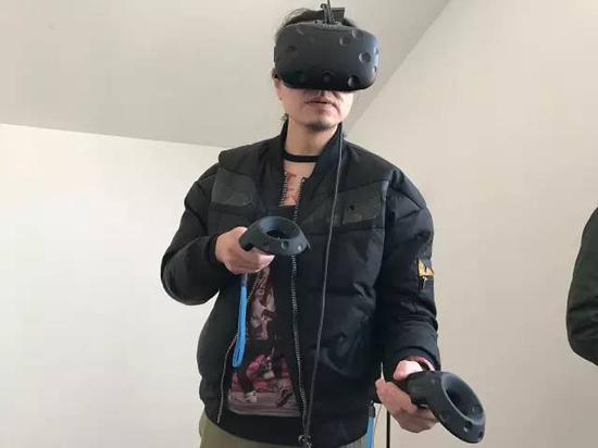 摄影师刘嘉楠在“不虚拟现实”项目中尝试用VR进行创作现场