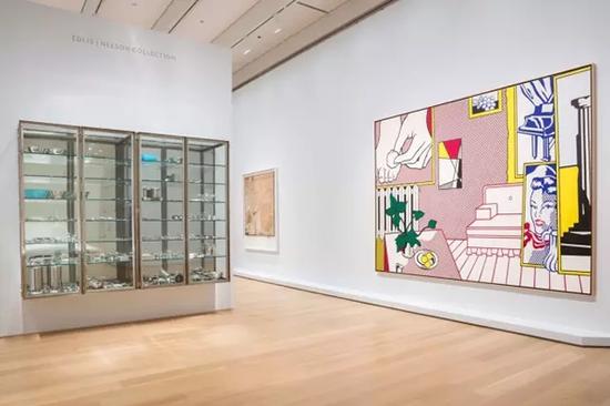 　　图内左侧为达米恩·赫斯特（Damien Hirst）作品，右侧为波普艺术家罗伊·里奇特斯坦（Roy Lichtenstein）作品，芝加哥艺术博物馆（The Art Institute of Chicago）“新当代”（The New Contemporary），图片来源：ARTNEWS