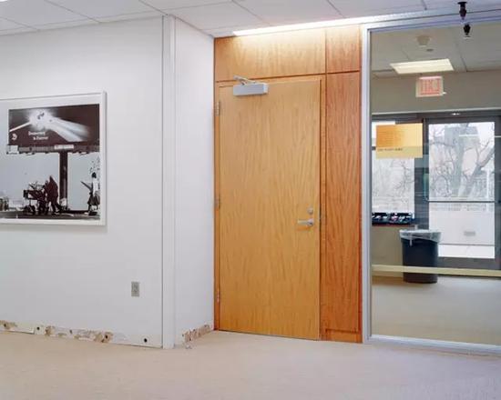 　　Yubo Dong,Exterior of faculty lounge with photograph by Santu Mofokeng, From Idea to Impact, 2015.Courtesy of the artist.
