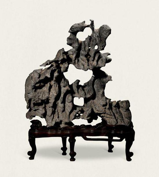 LOT 1470 太湖供石 L: 93cm 无底价 附油画一张
