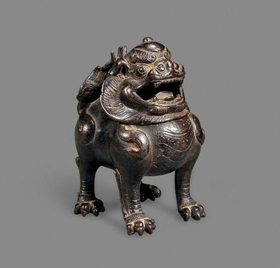LOT 1100 明?铜瑞兽香薰 H: 11.8cm RMB:17,000-25,000