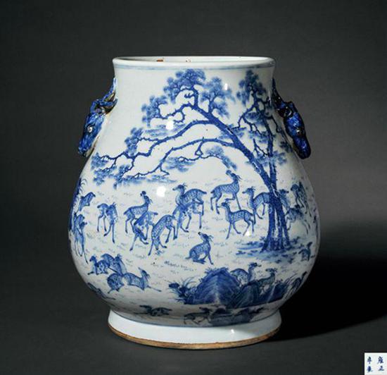 LOT 1041 清?青花百鹿尊 H: 34.5cm RMB:150,000-200,000