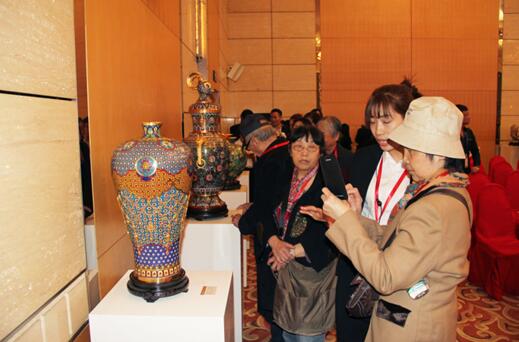 基金首批景泰蓝作品构思精巧,工艺精湛,引得众嘉宾纷纷驻足观看、拍照