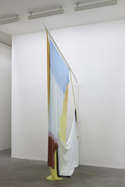 伊莎贝尔·诺兰 狂喜之弃
棉布与粉末涂层软钢旗杆 360cm x 212 cm