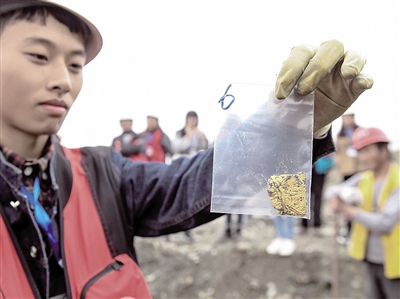 考古人员在发掘现场展示出水文物。新华社发