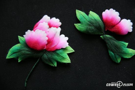 用棉絮做的牡丹花色彩丰富，形态生动逼真、栩栩如生。