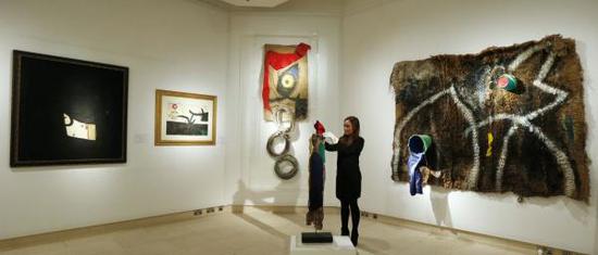 葡萄牙波尔图赛拉维斯博物馆工作人员为米罗作品展布展