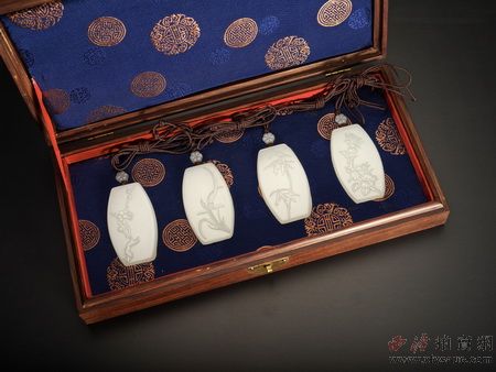 2011年西泠春拍，曹扬“四君子白玉套牌”以138万元成交