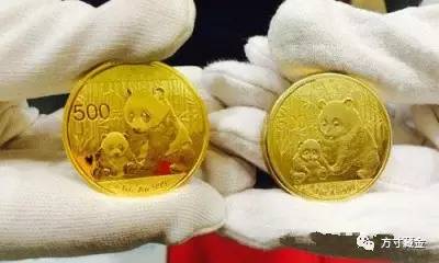 2012版熊猫金币，左为真币，右为假币
