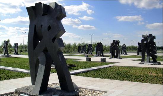 《站立的文字》爱拥公园雕塑群100件 墨玉石 340cm 1999-2009年
