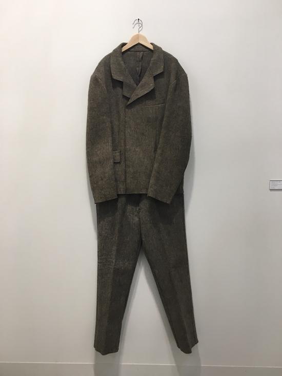 肖恩·凯利画廊带来的这件博伊斯的衣服，是100版中的第10版。