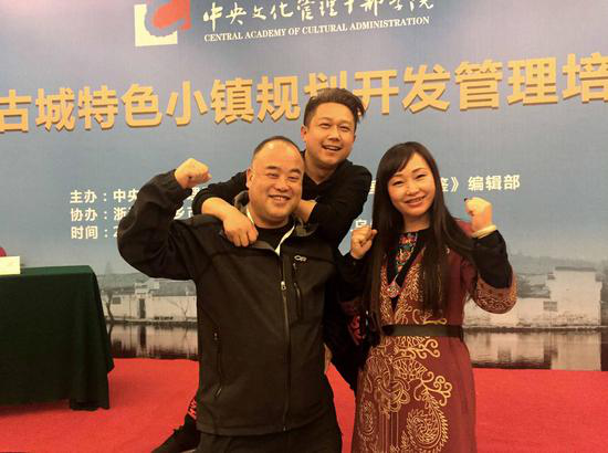 中：蚂蚁帮创始人张敬德 左：王新宇 云南丽江新慧民族文化传播公司董事长 右：贺诗云 湖南衡岳之东文化旅游传媒有限公司董事长