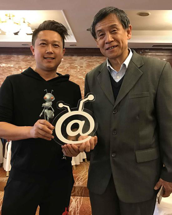 左：蚂蚁帮创始人张敬德 右：金红炜 文化部中华儿童文化艺术促进会副秘书长、中央美术学院城市设计院兼职教授、中央文化管理干部学院客座教授