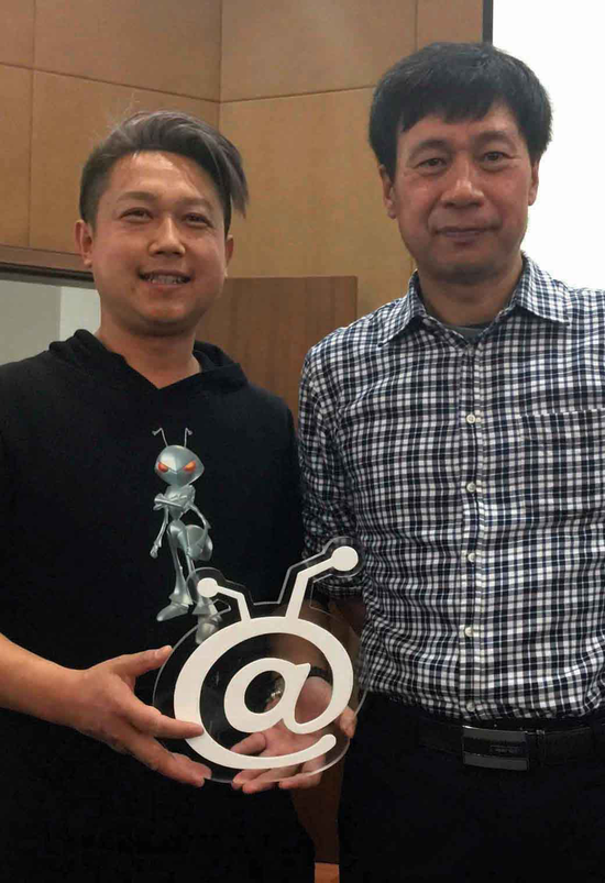 左：蚂蚁帮创始人张敬德 右：陈放博士 中国策划学创始人、联合国文化贡献奖获得者、世界顶尖创意技术发明人