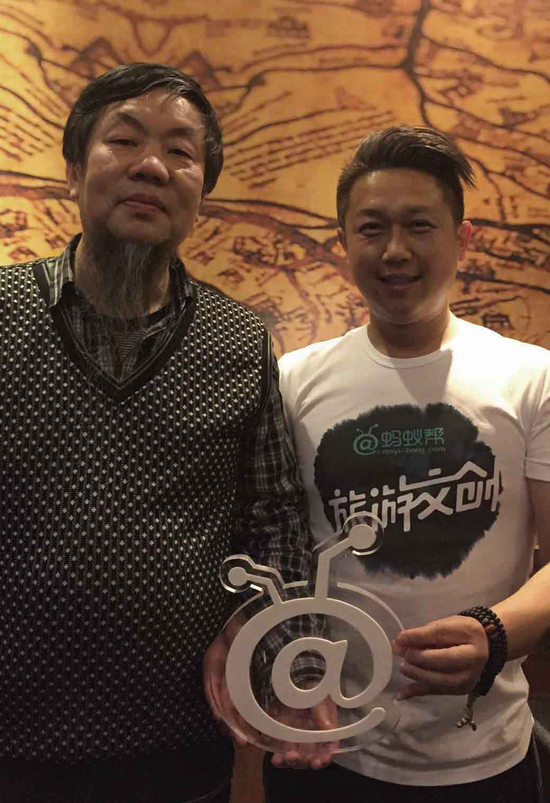 右：蚂蚁帮创始人张敬德左：曾陆红 中央文化管理干部学院副教授、艺术学院副主任