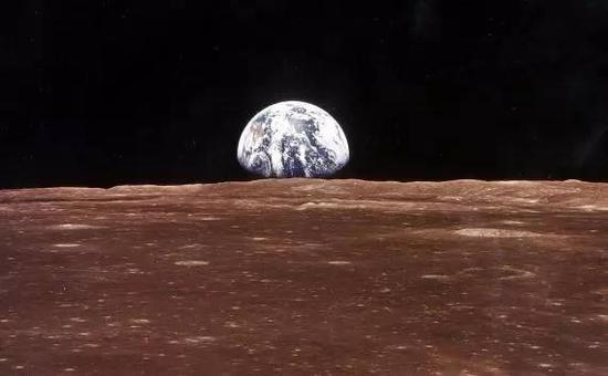 *《阿波罗八号视角：从月球观看地球升起》Apollo 8 view of earthrise over the moon. Photograph： Time Life Pictures、Getty Images