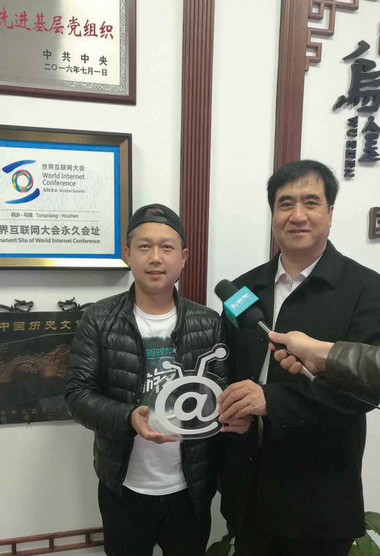 左：蚂蚁帮创始人张敬德 右：杨连子 中国国际经济合作发展局 中国蓝图智业研究院党委 副书记 高级经济师
