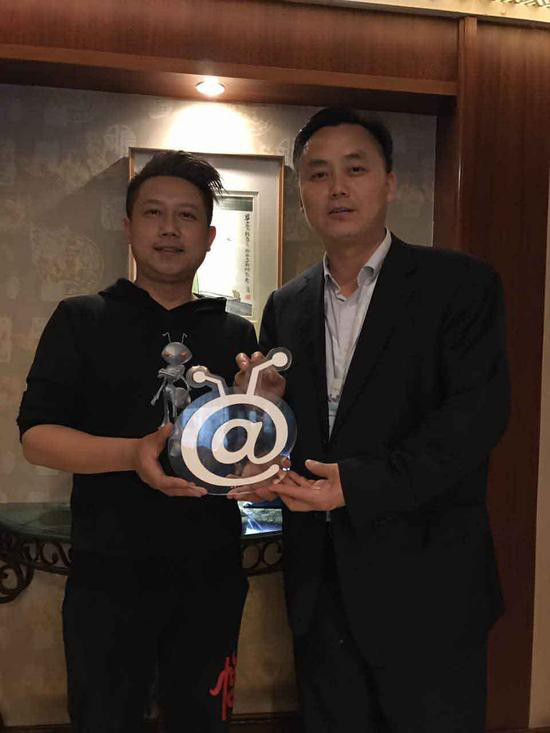 左：蚂蚁帮创始人张敬德 右：吴苏桉 司母戊发现保护人第三代传人 非物质文化遗产青铜器制作工艺传承人