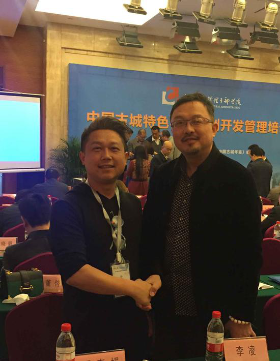 左：蚂蚁帮创始人张敬德 右：张宏博 河南开封文化产业研究院执行院长